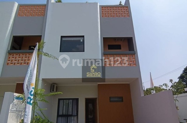 742 Townhouse Cantik 3 Lt+Rooftop Sisa 1 Unit di Pd Cabe Pamulang