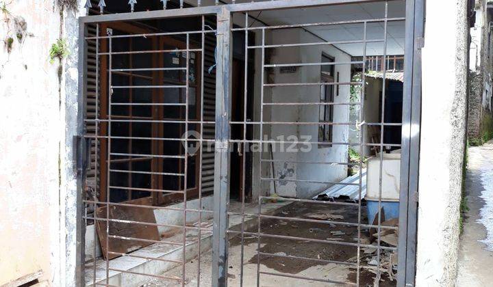 Turun Harga, Dijual Rumah Lama hitung Tanah saja di Cibogo Tengah, Dekat Kampus Maranatha , untuk dibangun ulang. Sangat cocok untuk dibuat Kost2an, 1