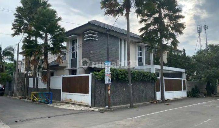 Dijual Rumah 2 Lantai siap Huni, Nyaman, Minimalis, terletak di pinggir jalan raya / mainroad. 1