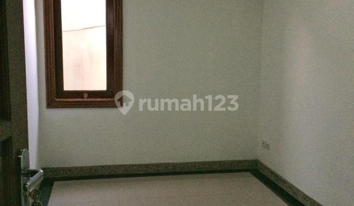 Affordable Exclusive 4-Story Townhouse with Good SHM in Pejaten 2