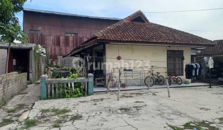 Cheap Shophouse with Spacious 3400 M2 Badminton Court, Main Road Location in Soreang 1