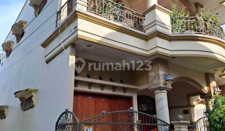 Rumah 2 Lantai Lokasi Strategis Tidak Jauh Dari Pusat Kota 2