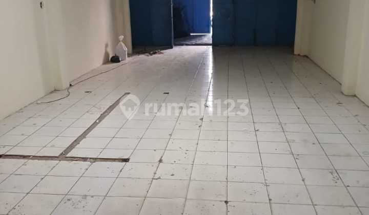 For Rent: 3-Story Shop House at Jembatan Lima, Strategic Location For Rent: 3-Story Shop House at Jembatan Lima, Strategic Location