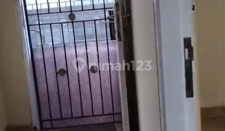 Disewakan Rumah Mangga Besar 2,5 Lantai Lokasi Strategis