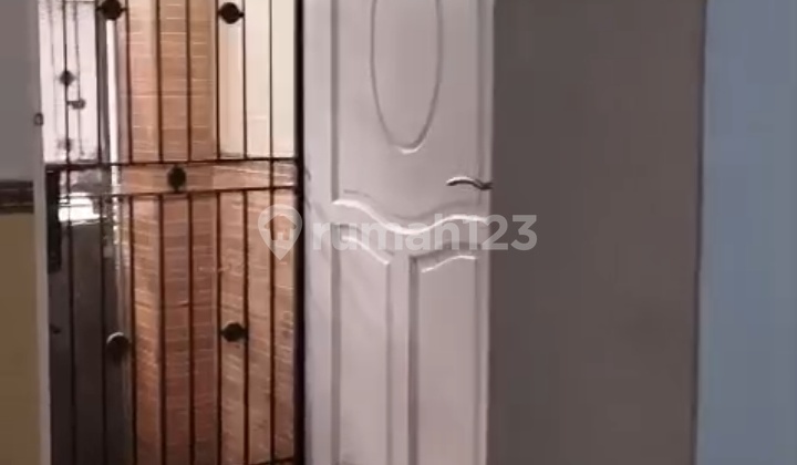 Disewakan Rumah Mangga Besar 2,5 Lantai Lokasi Strategis 2