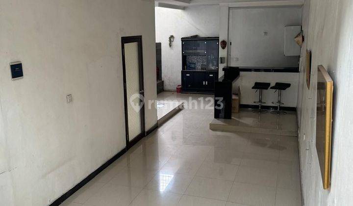 ruang keluarga rumah 2  lantai semi furnish