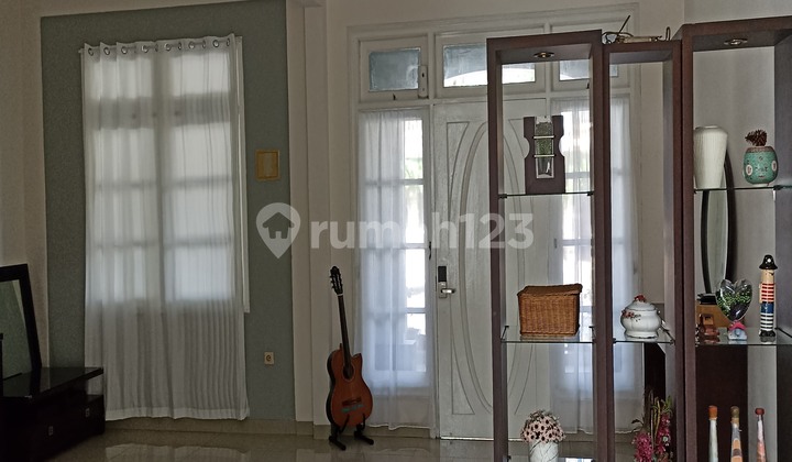 Rumah 2 lantai semi furnished siap huni di Kota Wisata 2