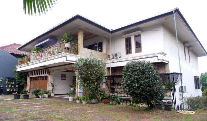tampak depan rumah 3 lantai full furnished