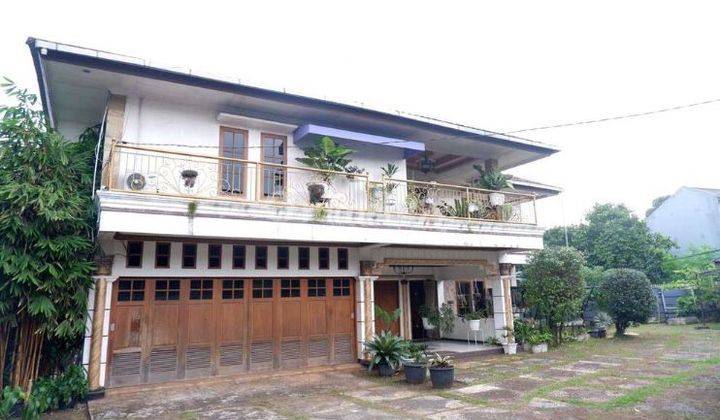 tampak depan rumah 3 lantai full furnished