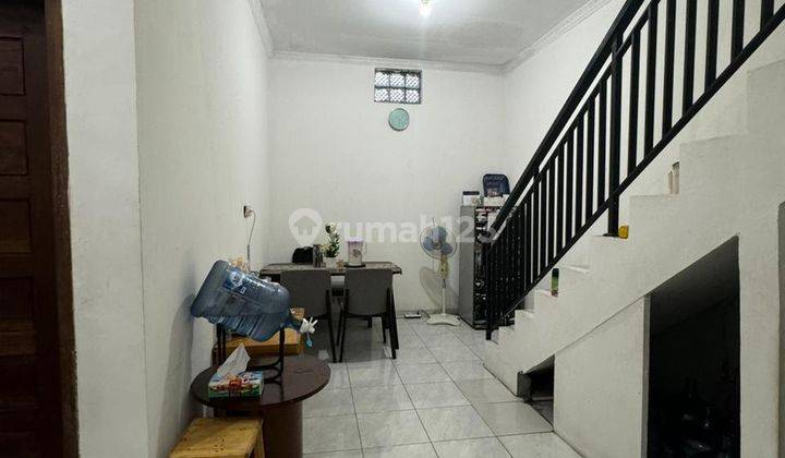 ruang makan rumah 2 lantai siap huni
