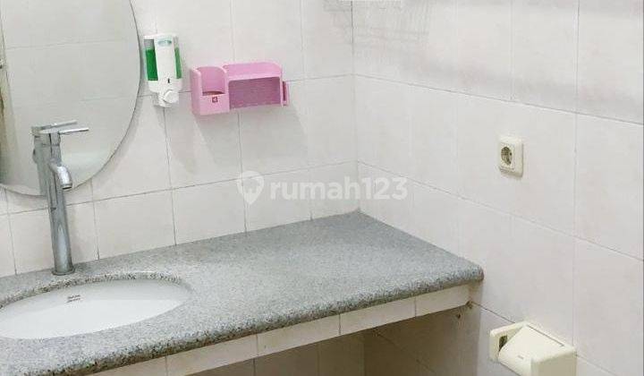 kamar mandi rumah 2 lantai hoek di