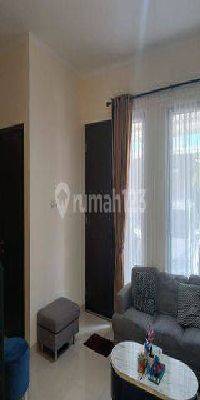 ruang tamu rumah 2 lantai dalam perumahan