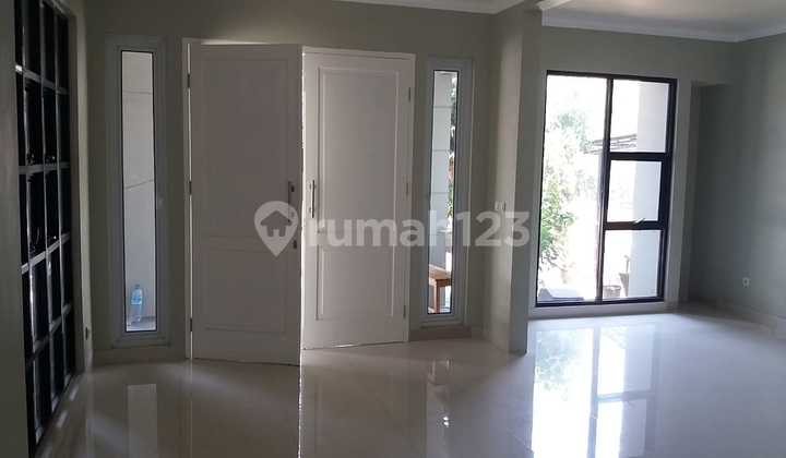 rumah siap huni 2 lantai di De Latinos BSD Tangerang Selatan 2