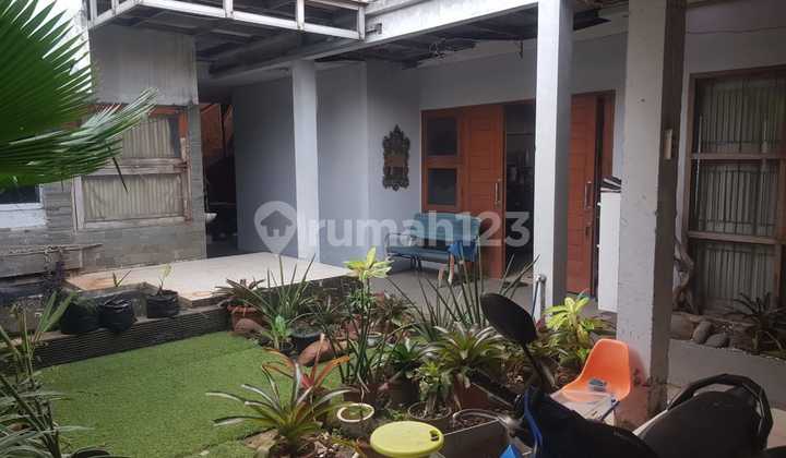 Comfortable House with a Lush and Pleasant Atmosphere in Cimanggis