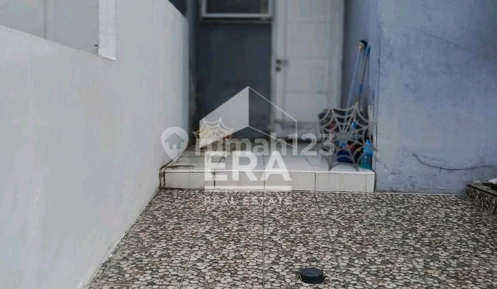 The house in Jonggol has been renovated and is ready to be occupied.