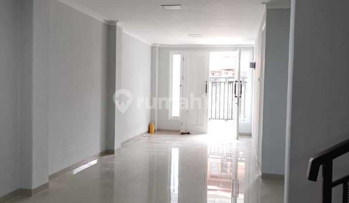 Rumah 2 1/2 Lantai Bangunan Baru Dekat Taman Joging Dekat Mall , Lokasi Strategis