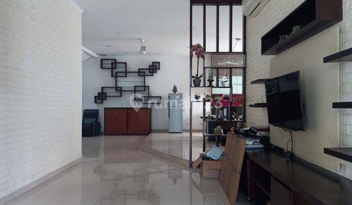 Rumah Hoek 3 Lantai Fully Furnished Siap Huni Masih Baru 2