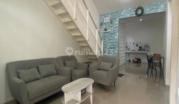 ruang tamu rumah dengan mezanin siap huni