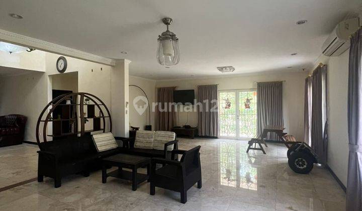 ruang tamu rumah 2 lantai hook dekat