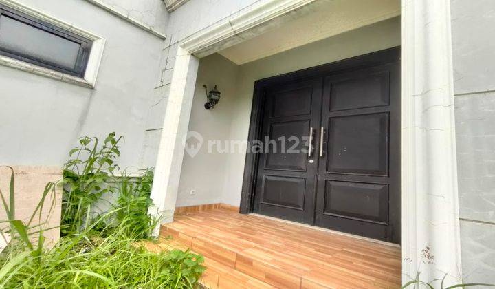 tampak depan rumah mewah 1 lantai di