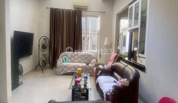 ruang keluarga rumah siap huni 2 lantai