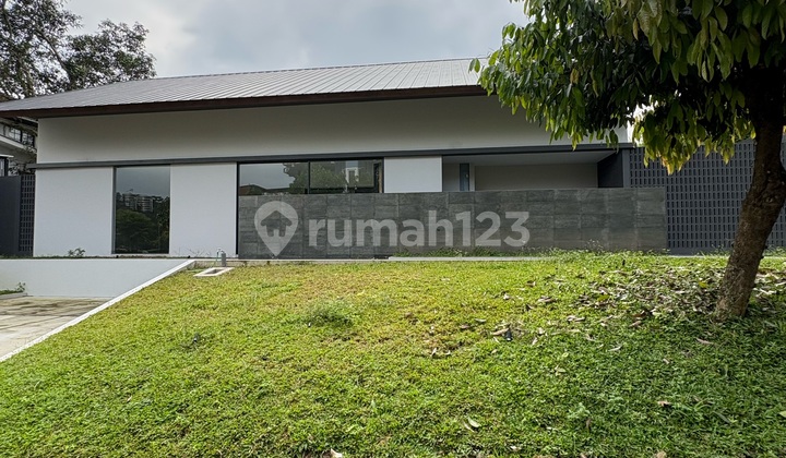 Rumah Modern dengan Ruangan Luas Dekat dengan Commercial Area Shgb di Cluster Mediterania Golf Hill Sentul City Bogor