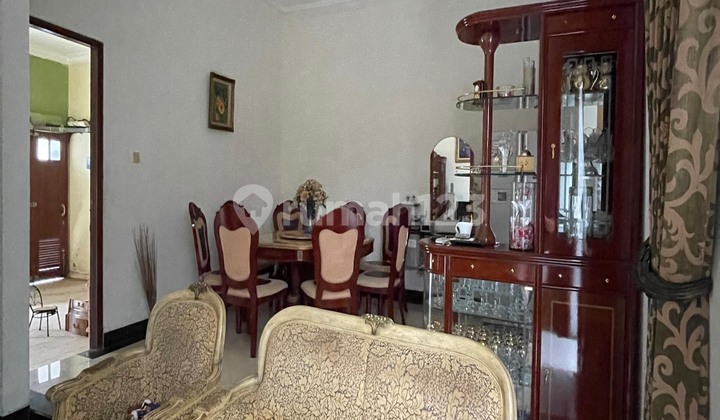 ruang keluarga rumah 2 lantai mewah klasik