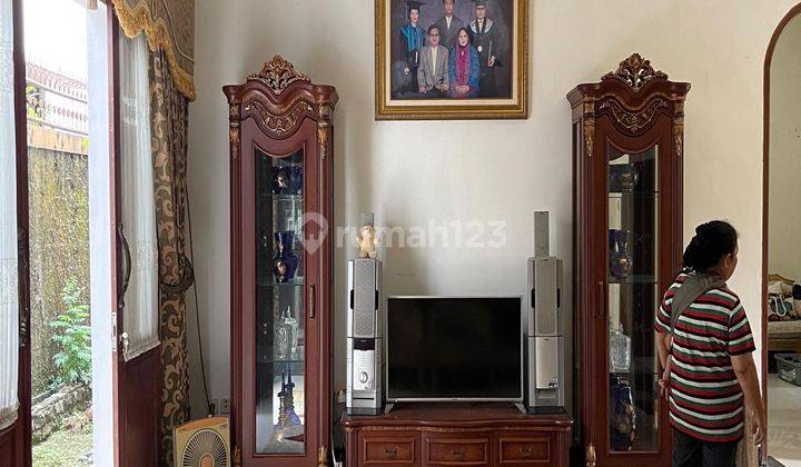 ruang keluarga rumah 2 lantai mewah klasik