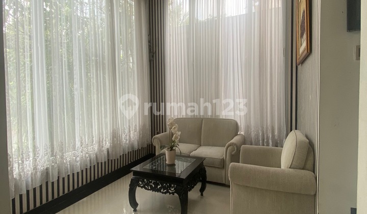 ruang tamu rumah 3 lantai dengan view