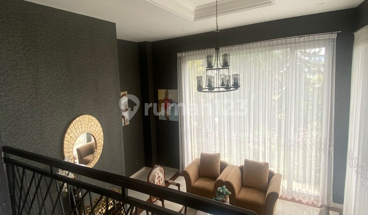 ruang tamu rumah 3 lantai dengan view