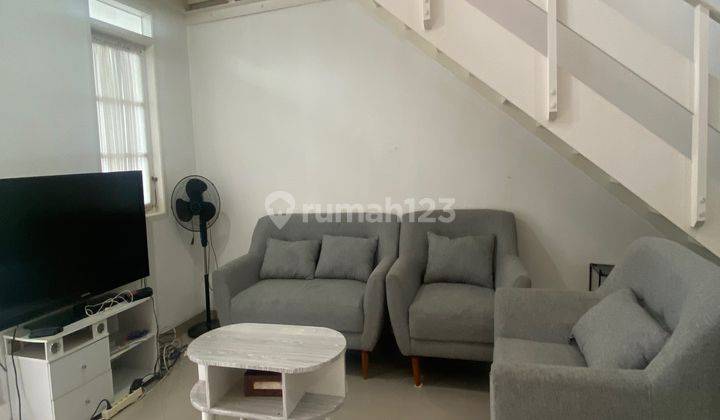 ruang tamu rumah dengan mezanin siap huni
