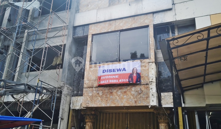 For Rent: Rarely Available Shop House 5x20 3 Floors. Suitable for Office, Clinic, etc. Boulevard Graha Raya Area. 2