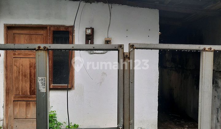 Murah Banget ..... Rumah Tua Row Mobil Kecil/2 Motor Area Jelambar