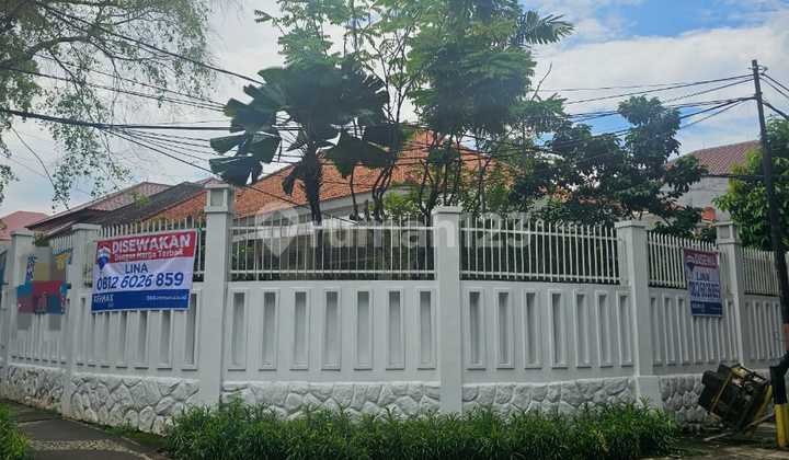Disewa Rumah Menteng Jl Moh Yamin at Menteng Uk731m² Siap Huni, Jalanan Utama at Jakarta Pusat 