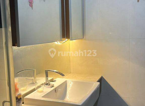 Dekat Dengan Pusat Perbelanjaan  Thamrin City 2 Kamar Tidur Sudah Renovasi Furnished Apartemen 2