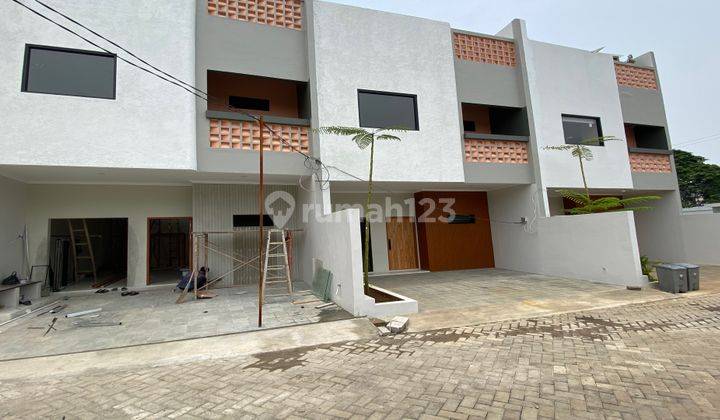 Rumah 3 Lantai Dengan Rooftop Dan Dekat Kampus 2