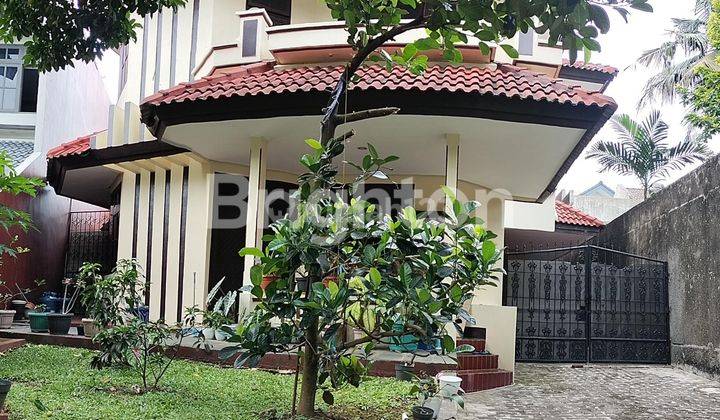 Rumah asri dengan taman depan dan taman belakang yang luas di Villa Duta 1