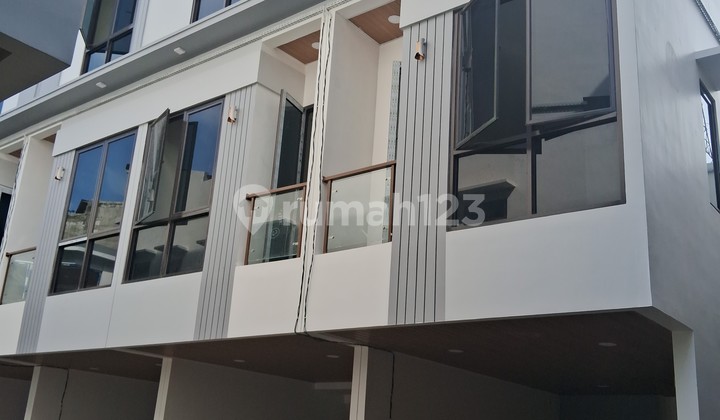 New House for Sale. Cheap. on Dwi Warna Street, Sawah Besar Central Jakarta Legal. SHM