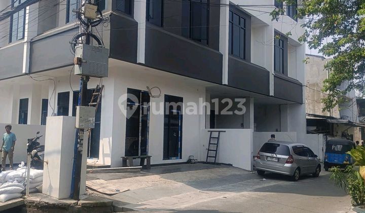 Roadside House Can Be Used as Business Location, Strategic Location in Gunung Sahari Selatan, Kemayoran, Central Jakarta.