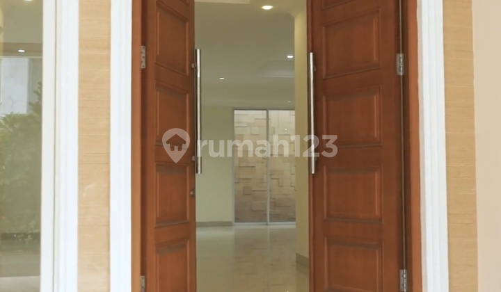 For Sale 2-Story Luxury House 2