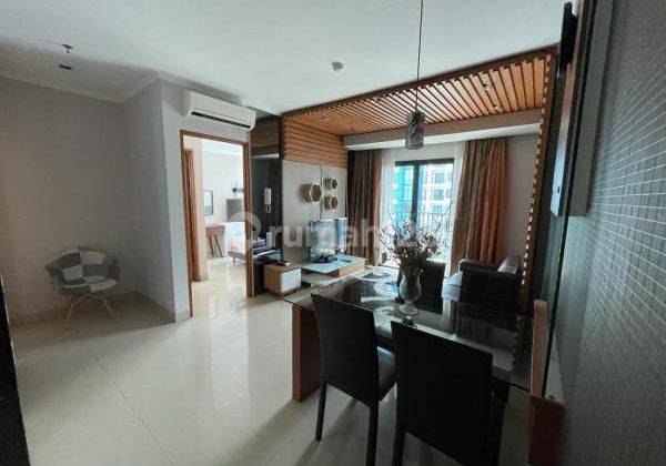 ruang makan luas dengan view golf pondok