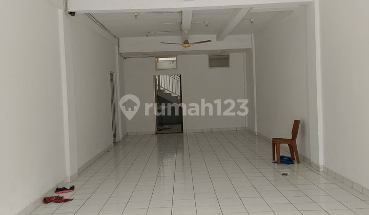 Desekawan Ruko 2 Lantai Siap Pakai Lokasi Ramai di Taman Royal, Tangerang 1