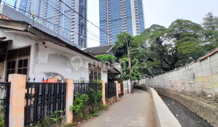 Dijual Rumah Tua Hadap Selatan di Setiabudi 