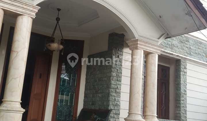 Dijual Cepat dan Murah Rumah 3,5 Lantai di Tebet