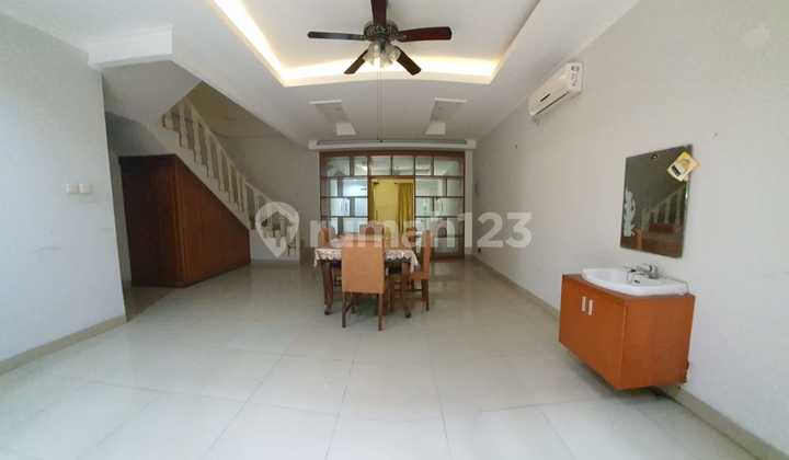 Disewakan Rumah Hunian Cantik Lokasi Tenang Menteng 2