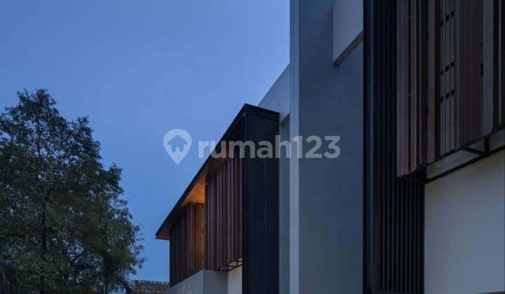 Dijual Modern Tropical House di Kemang Semi Furnish 