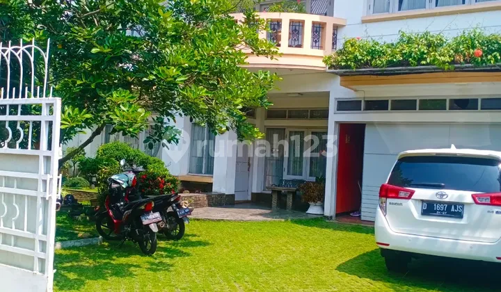 Rumah Kokoh Bersih Apik Siap Huni Lokasi Strategis Tengah Kota  2