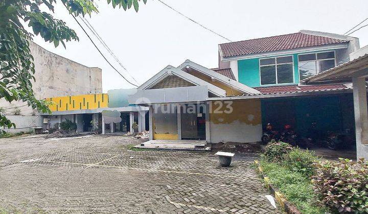 Rumah Usaha 2lt. Nol Jalan Raya. Parkir luas muat 20 mobil
 1