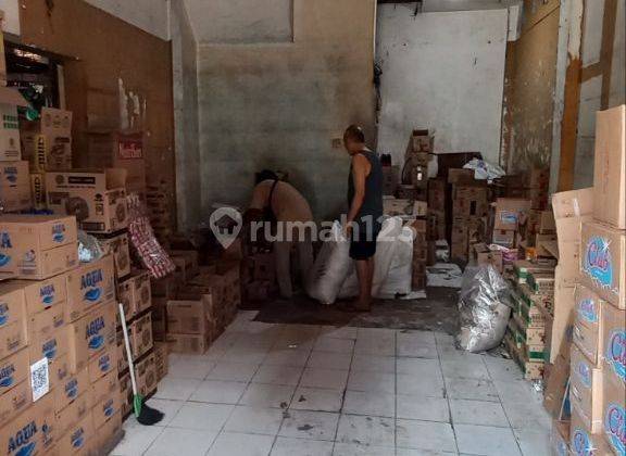 Ruko Hook 4 Lantai Strategis Toko Kelontong Masih Aktif dan Ramai 1