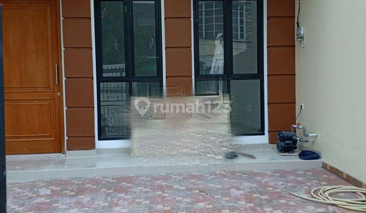 Duri Kepa, Rumah Baru 3 Lantai Uk. 5,2 X 18,8 Hadap Timur Jalan 2 Mobil 2